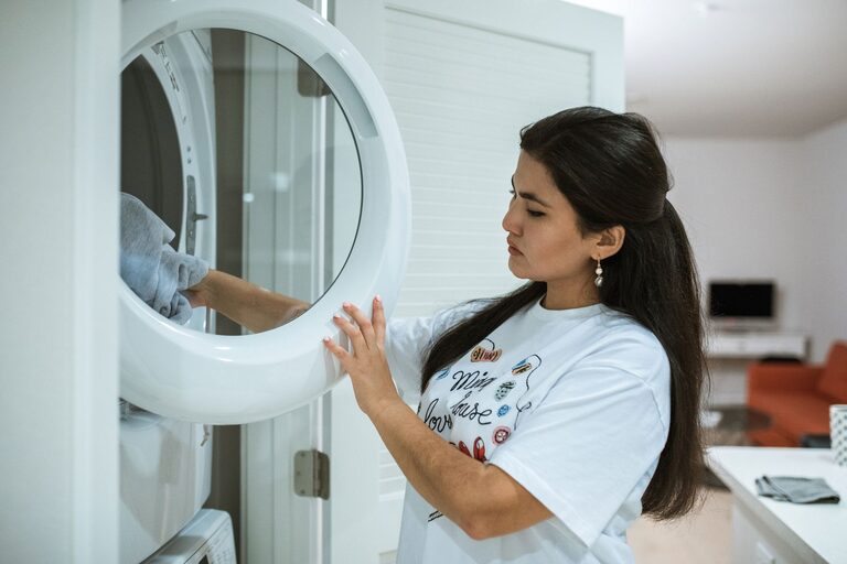 Sfaturi utile pentru a-ți păstra hainele mai mult timp